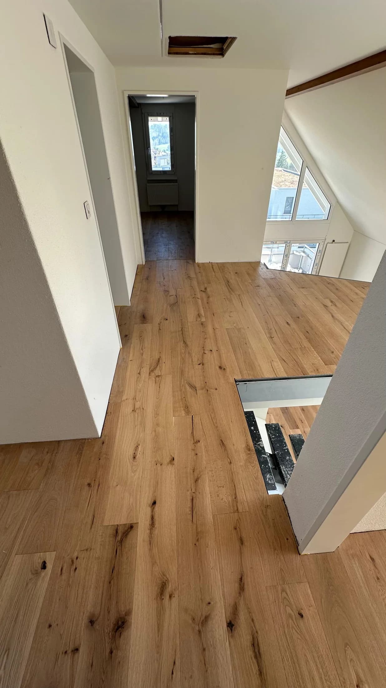 Holzfarbener Bodenbelag in einem modernen Wohnraum