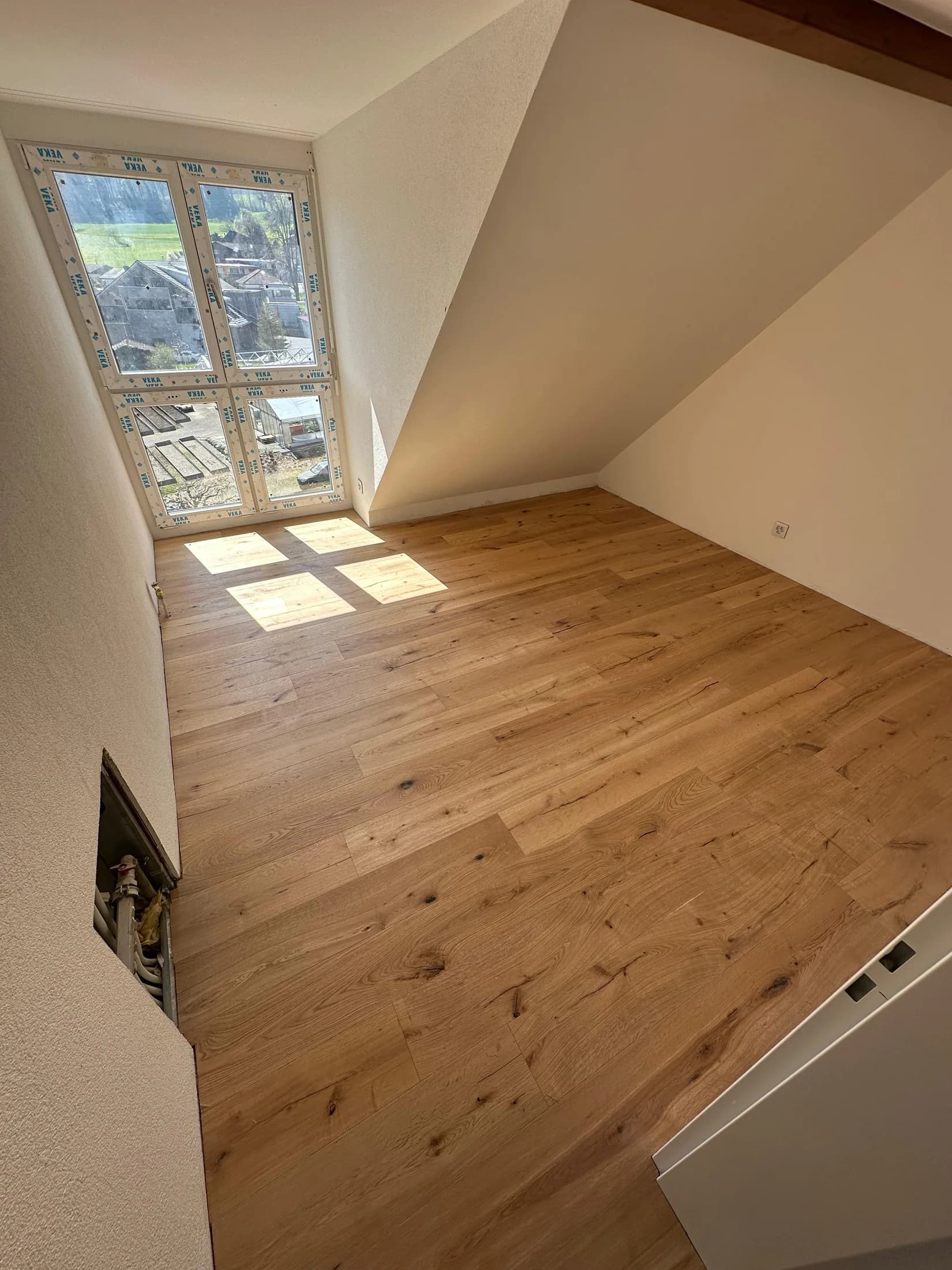 Holzfarbener Bodenbelag in einem modernen Wohnraum